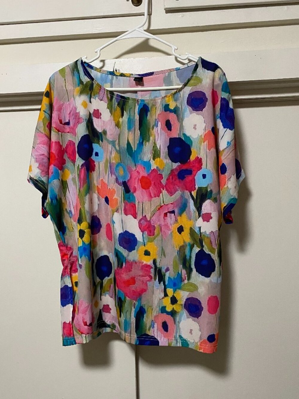 **Beautiful, colorful short sleeve, floral blouse, size S (XL)